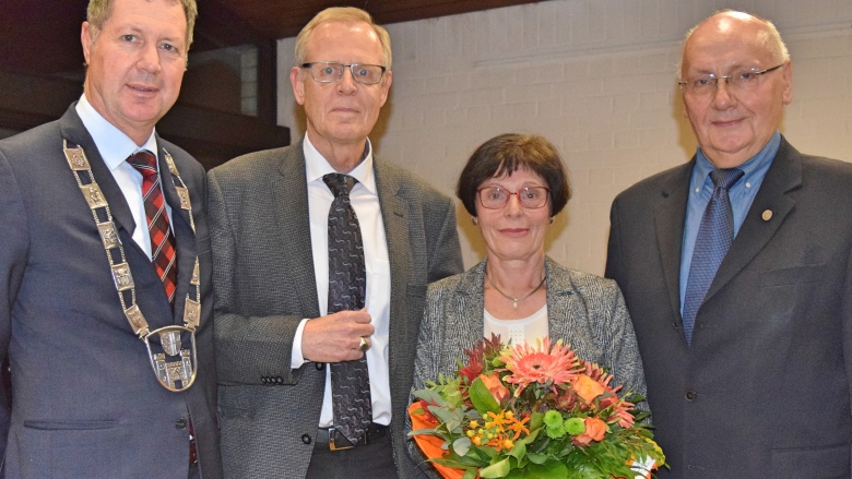 Bürgermeister Peter Wirtz (li.) zeichnet Roman Limbach (2.v.li) mit dem Ehrenring der Stadt Königswinter für langjähriges Engagement aus. Bürgermeister Peter Wirtz (li.) zeichnet Roman Limbach (2.v.li) mit dem Ehrenring der Stadt Königswinter für langjähriges Engagement aus.