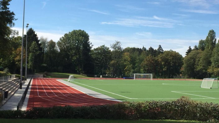 Fußballer spielen jetzt auf einem Kunstrasenplatz