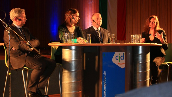 Das Panel Moderatorin A. Passenheim, Dr. A. Denison, L. Neunnkirchen, Dr. N. Röttgen